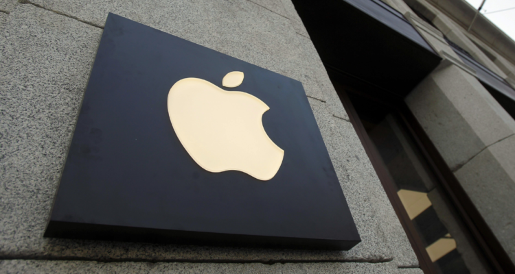 Oficinas de Apple y el logo característico de la manzana mordida en el frontis.
