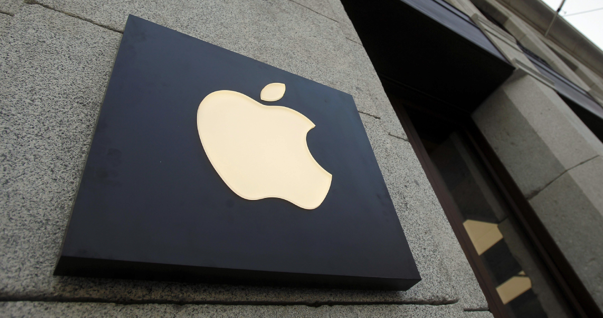 Oficinas de Apple y el logo característico de la manzana mordida en el frontis.