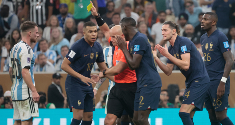 El árbitro de la final del Mundial defiende su decisión en el tercer gol de Argentina.