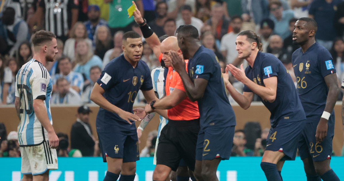 El árbitro de la final del Mundial defiende su decisión en el tercer gol de Argentina.