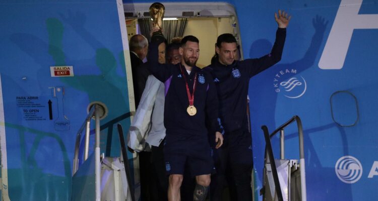Argentina arriba con la Copa tras ganar Mundial