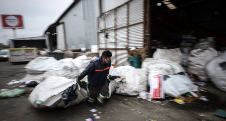 Argentina: 43% de las personas está bajo la línea de la pobreza y un 8% es indigente, según estudio