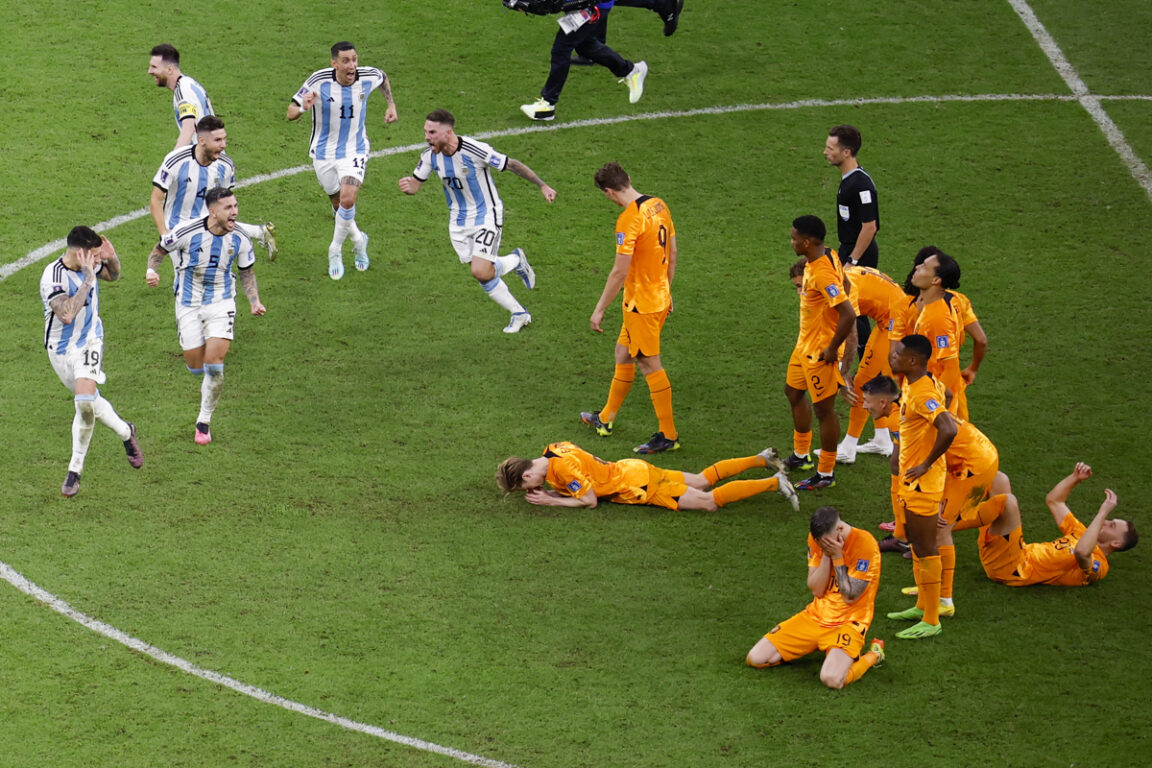Jugadores de Argentina gritando en la cara de sus rivales de Países Bajos.