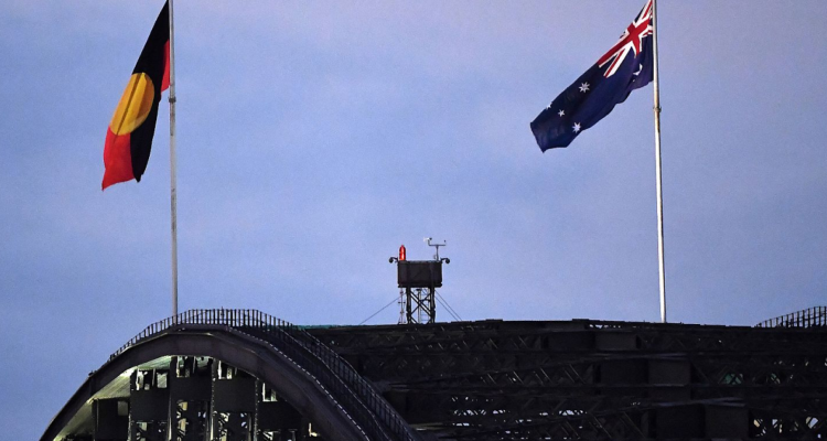 La bandera aborígen (izq.) y la australiana ondean sobre el Puente de la Bahía de Sídney.