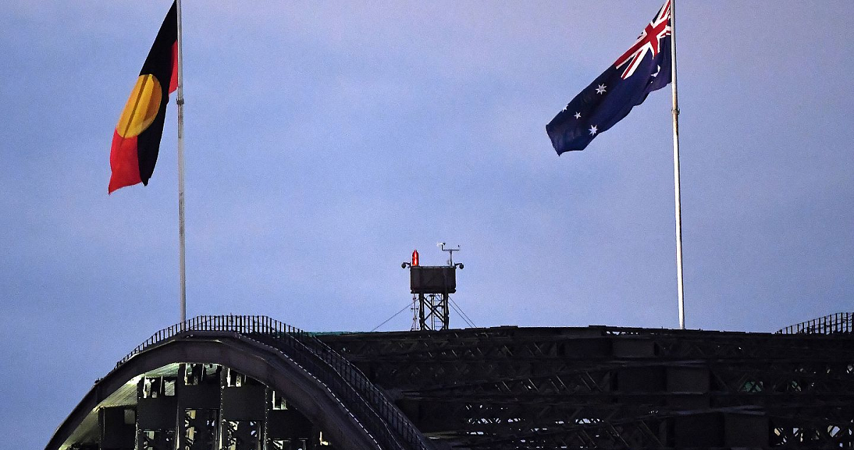 La bandera aborígen (izq.) y la australiana ondean sobre el Puente de la Bahía de Sídney.