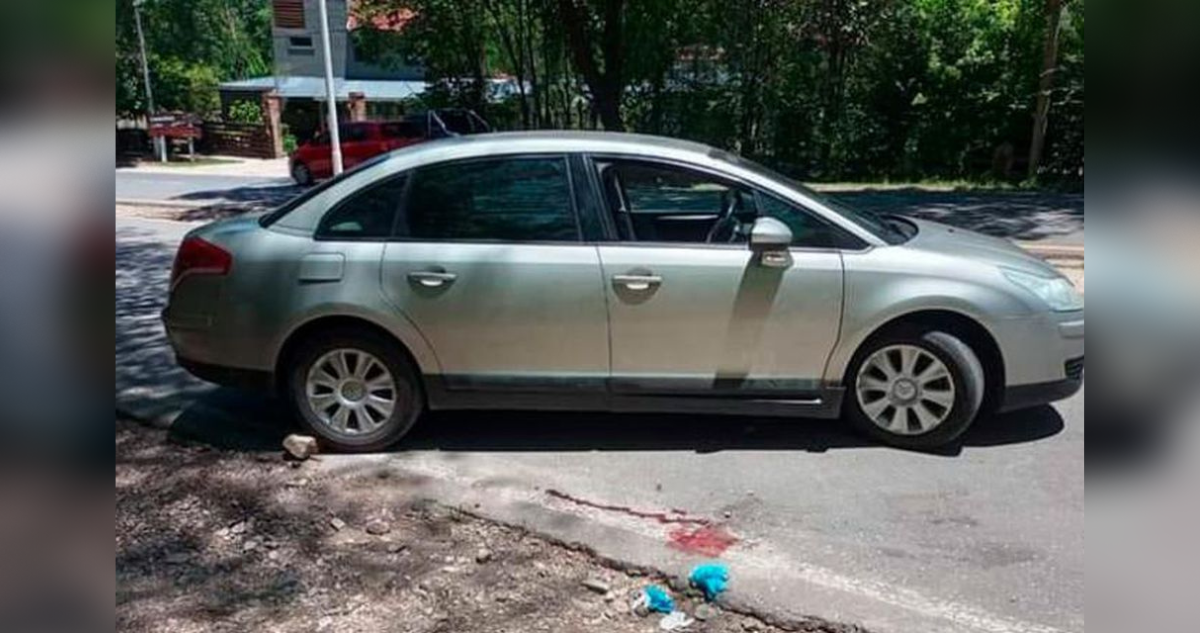 Auto arrolla a mujer