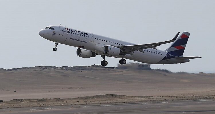 Un avión Latam aterrizando, foto contextual.