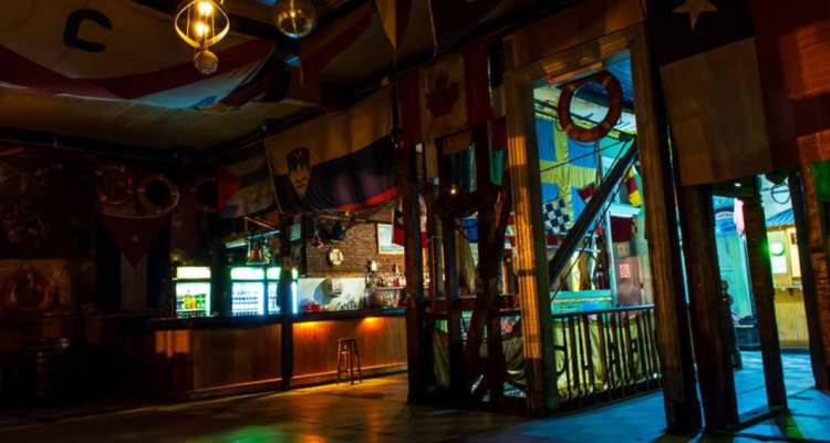 hombre bar dormido baño