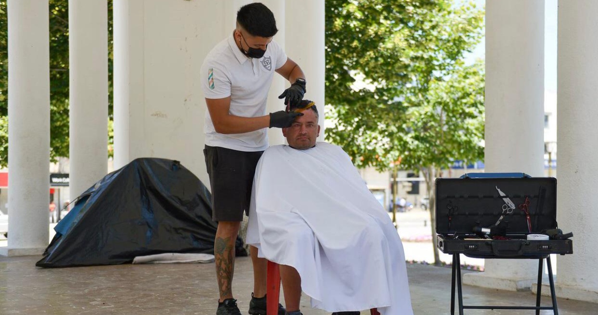 Barbero corta pelo gratis a personas en situación calle