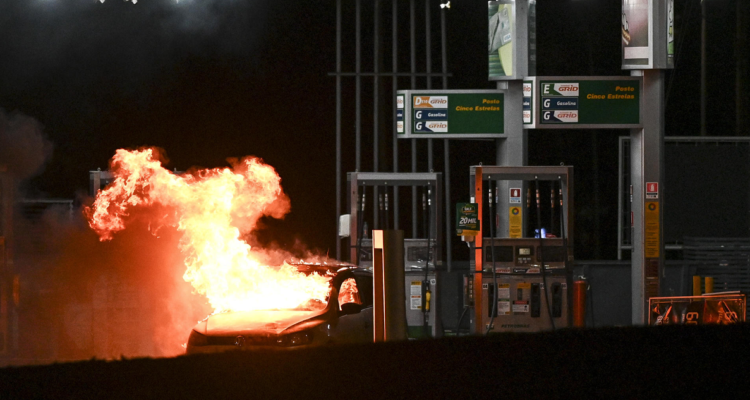 Un vehículo incinerado por seguidores del saliente presidente de Brasil, Jair Bolsonaro, en una estación de gasolina en Brasilia.