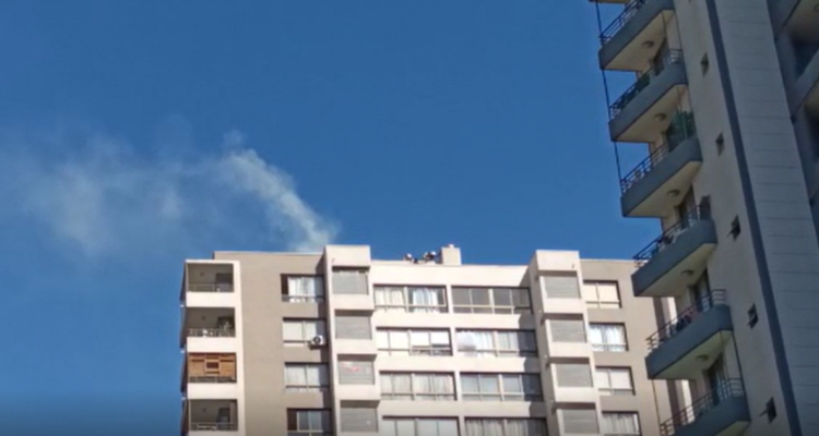 Bomberos controla incendio que afectó azotea de edificio en San Miguel