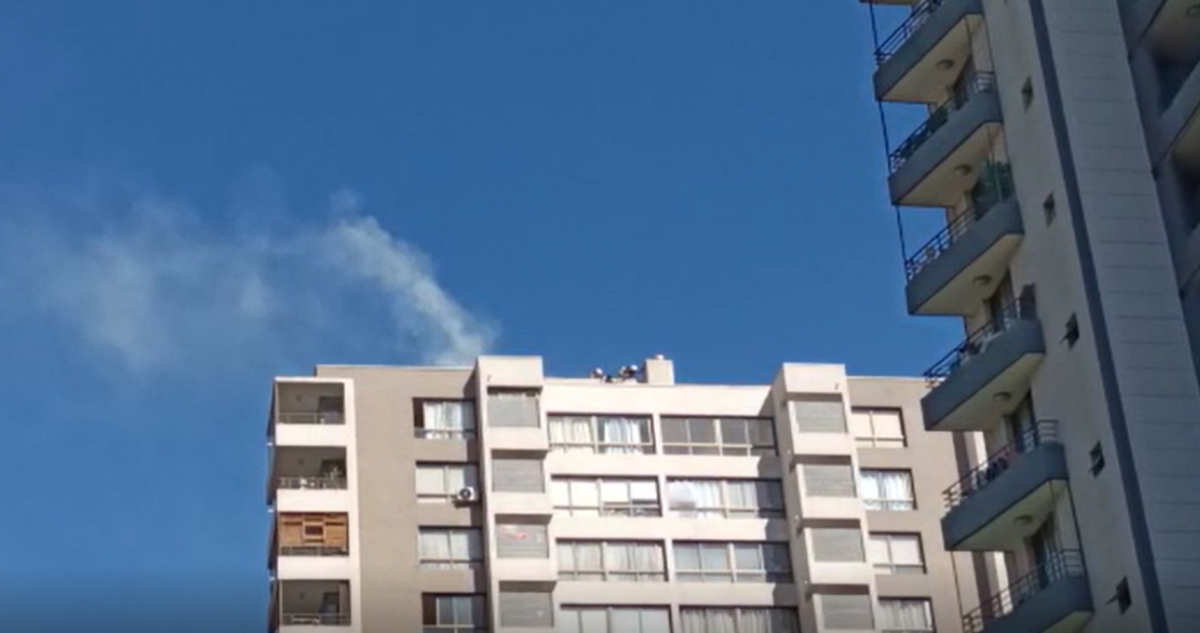 Bomberos controla incendio que afectó azotea de edificio en San Miguel