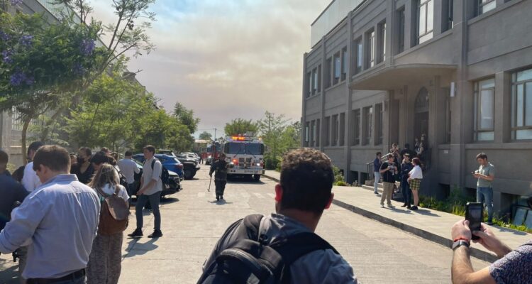 Bomberos trabaja en amago de incendio que afecta a edificio ex Machasa donde se encuentra CNN