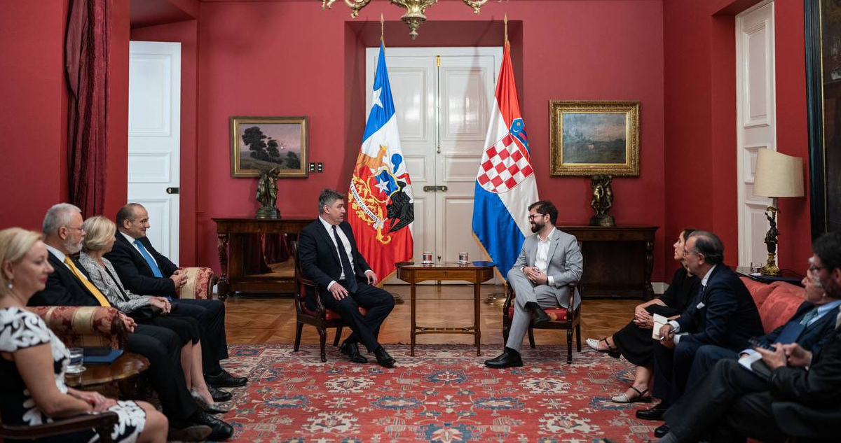 Presidente de Croacia destaca orígenes de Boric tras encuentro en La Moneda