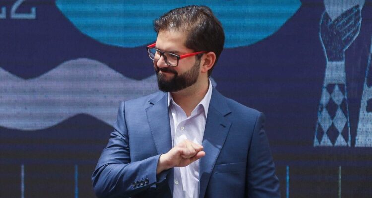 “Son jóvenes que no son delincuentes”: Boric defiende indulto a 12 presos del estallido social