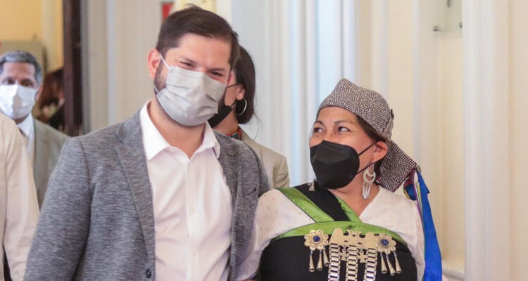 Presidente Gabriel Boric y doctora Elisa Loncon