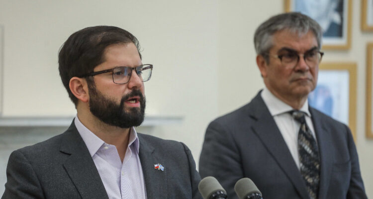 Casi una decenas de gremios envían carta a Boric y Marcel pidiendo aplazar el IVA a los servicios