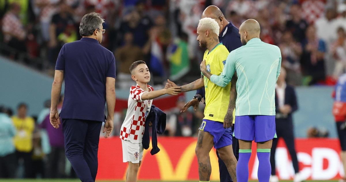 Neymar recibiendo el consuelo de un niño croata en Qatar 2022.