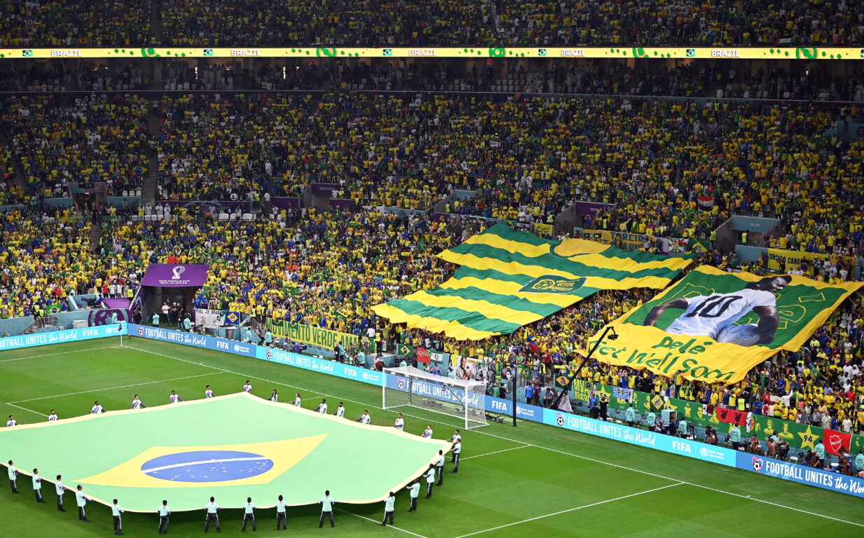 El apoyo a un eterno goleador: hinchada brasileña despliega bandera gigante en honor a Pelé | qatar-2022 | BioBioChile