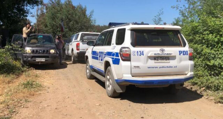 Macabro hallazgo en predio rural de Pelarco: encuentran a hombre mutilado, apuñalado y quemado