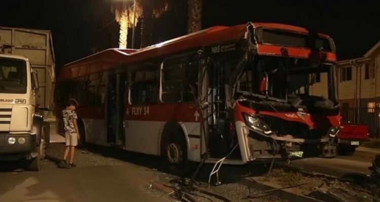 Buscan a chofer de bus RED que chocó y se dio a la fuga: aseguran que conducía ebrio
