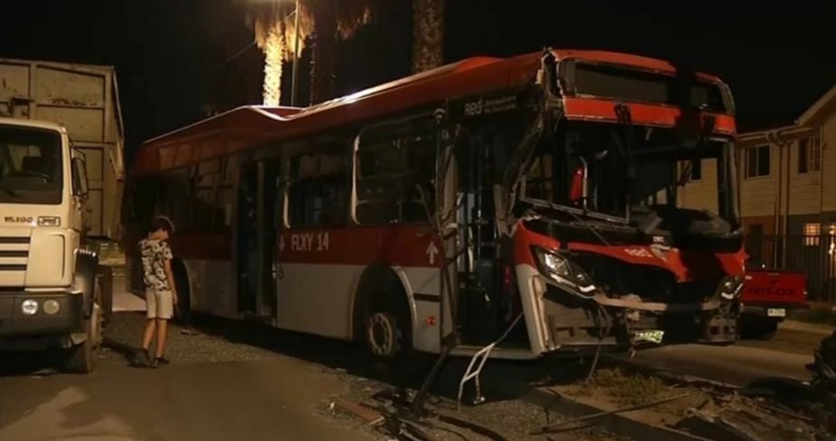 Buscan a chofer de bus RED que chocó y se dio a la fuga: aseguran que conducía ebrio