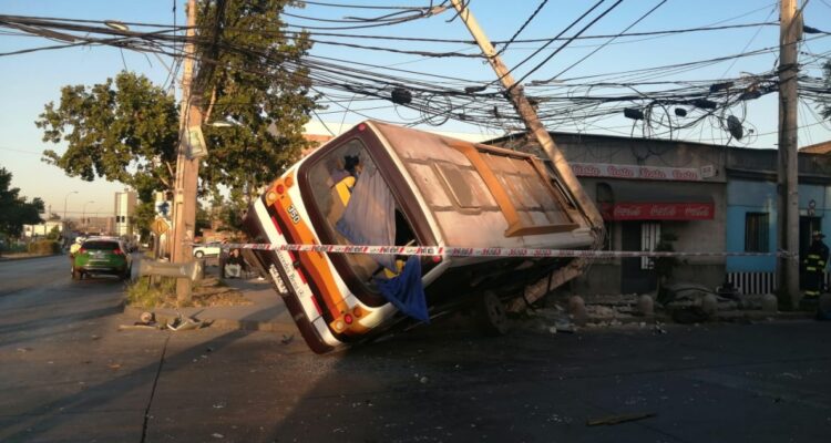 Bus termina semivolcado y sujetado por un poste tras accidente en Estación Central