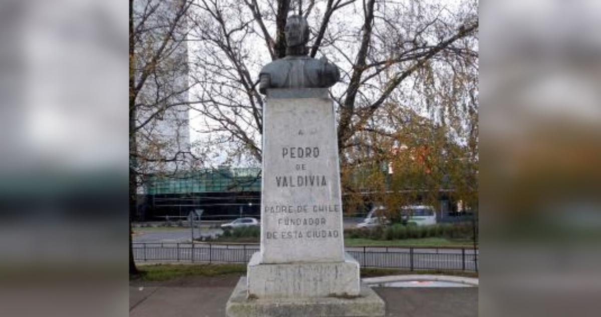 Roban busto de Pedro de Valdivia en Valdivia