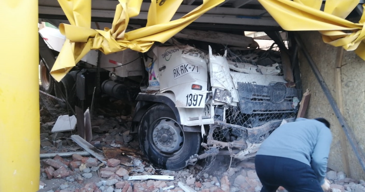 Camión de la basura queda incrustado en motel de La Pintana: chofer habría ido a exceso de velocidad
