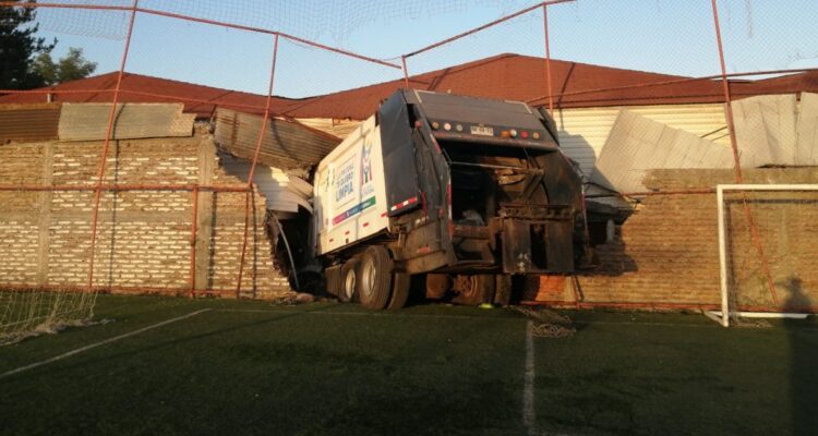 Camión de la basura queda incrustado en motel de La Pintana: chofer habría ido a exceso de velocidad