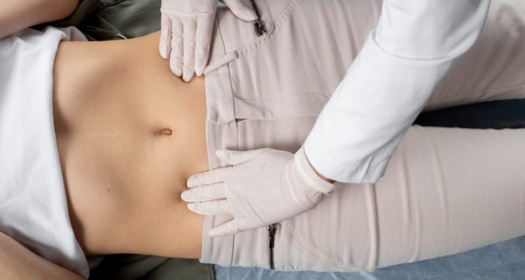 Mujer siendo examinada por ginecóloga en el sector de los ovarios. Descubren gen detrás del cáncer de ovario