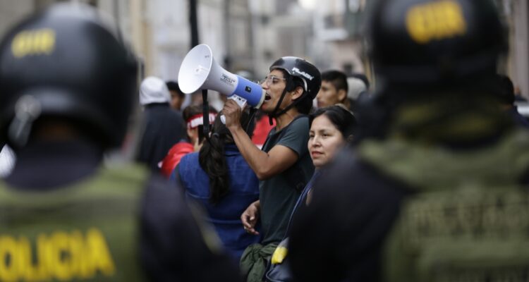 Cancillería chilenos crisis Perú