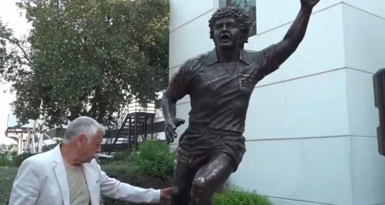 La emoción de Carlos Caszely al develar su estatua en el Monumental