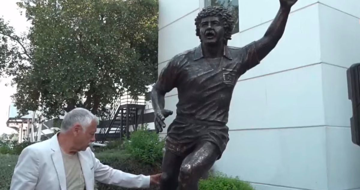 La emoción de Carlos Caszely al develar su estatua en el Monumental