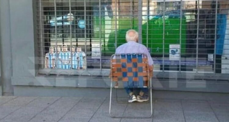 Carlos cree que le ha dado suerte a Argentina viendo sus partidos afuera de una tienda.