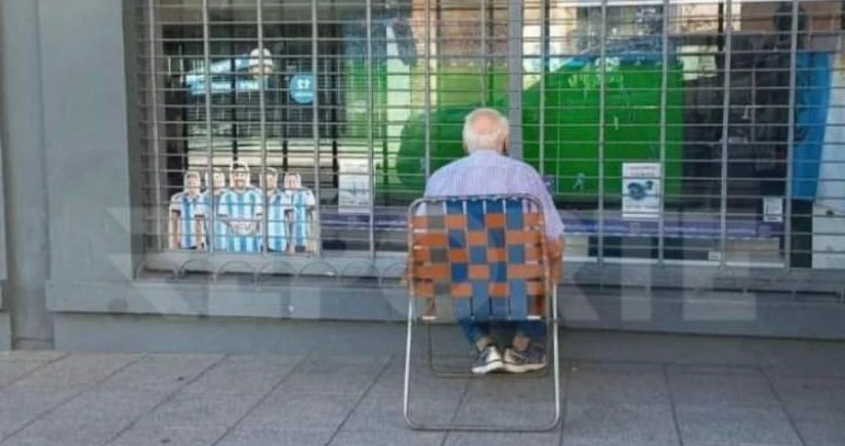 Carlos cree que le ha dado suerte a Argentina viendo sus partidos afuera de una tienda.