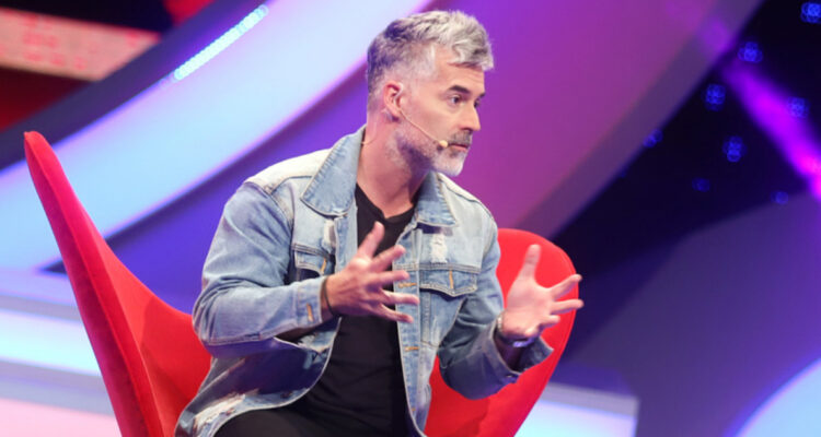 El actor Carlos Días hablando en el programa Juego Textual, en donde comentó que fue acuchillado mientras actuaba.