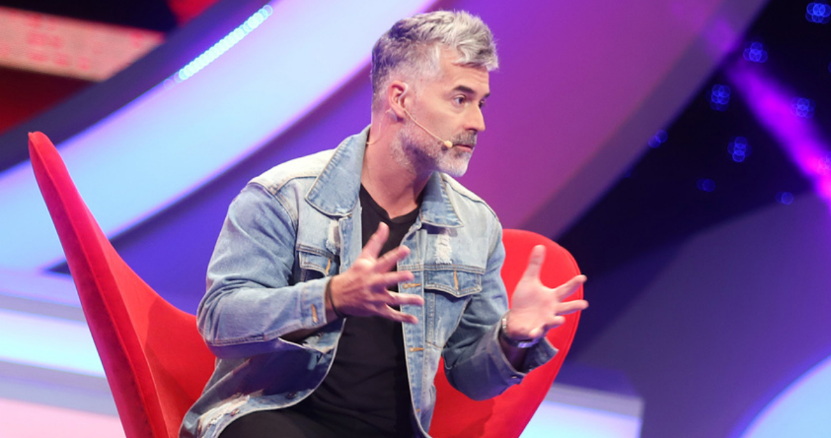 El actor Carlos Días hablando en el programa Juego Textual, en donde comentó que fue acuchillado mientras actuaba.