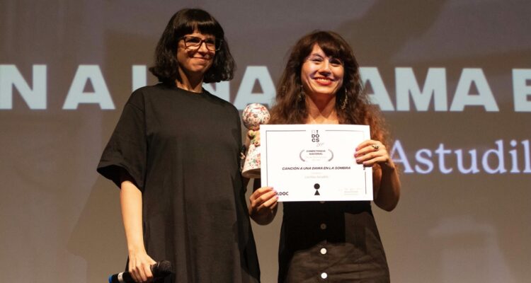 Carolina Astudillo premio por Canción a una dama en la sombra