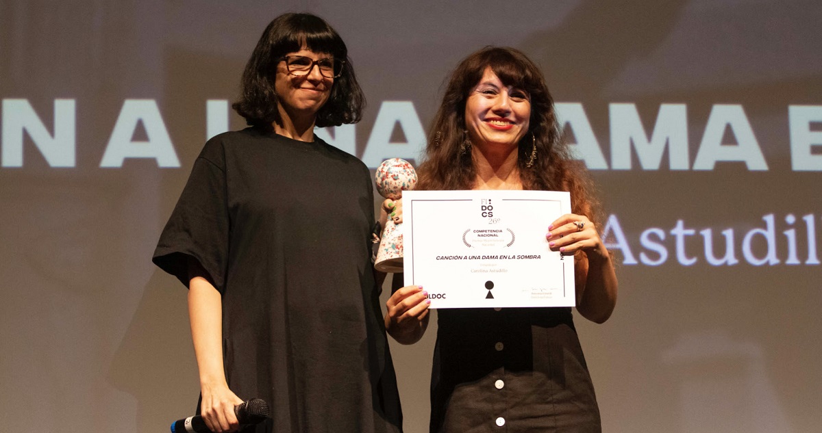 Carolina Astudillo premio por Canción a una dama en la sombra