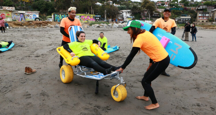 Inauguran pasarela inclusiva para que personas con discapacidad puedan paseas por la playa en Concón