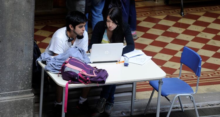 Cuáles son las carreras universitarias y técnicas mejor y peor pagadas en Chile, según el sueldo promedio al cuarto año de titulación para quienes dieron la PAES 2022