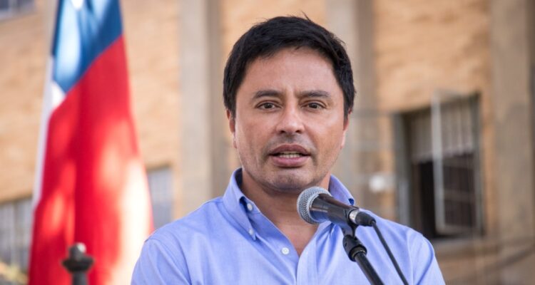 “Pongan el departador en La Moneda”: alcalde Carter critica medidas por humo que cubre la capital