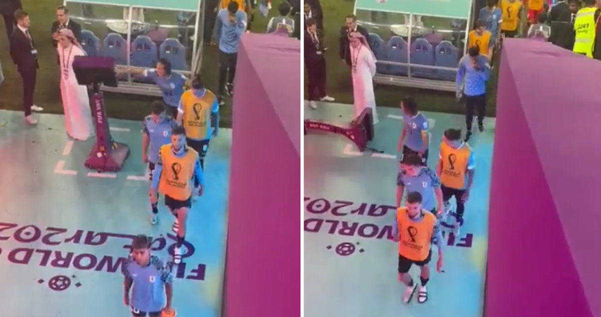 Cavani enfurece contra el VAR tras la eliminación.