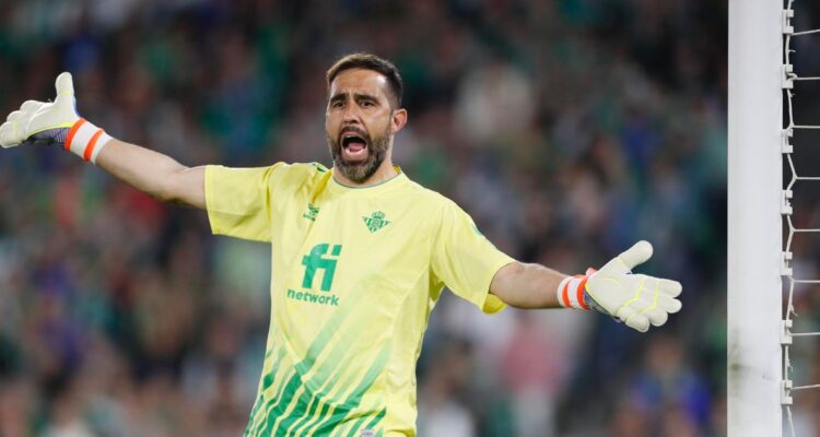 Claudio Bravo fue titular y figura en empate de Betis ante Inter en amistoso