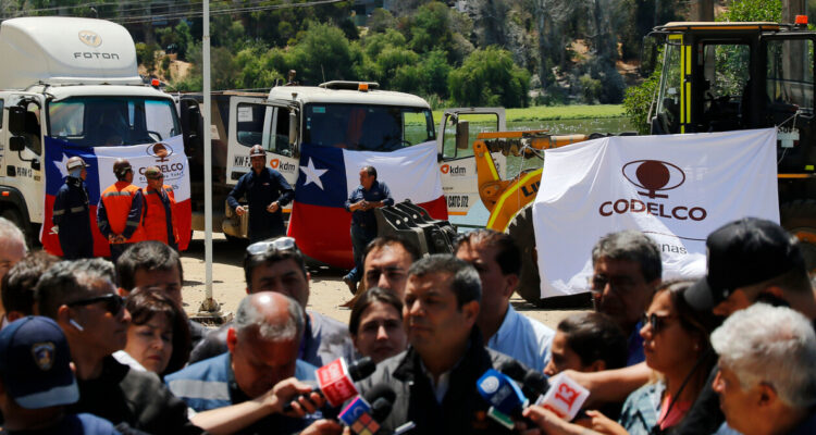Codelco entregó maquinarias para retirar escombros en zona afectada por incendio en Viña del Mar