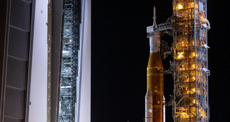 El cohete Orion de la misión Artemis I. La misión acaba de forma oficial la tarde del domingo, cuando la nave llegue a la superficie terrestre.