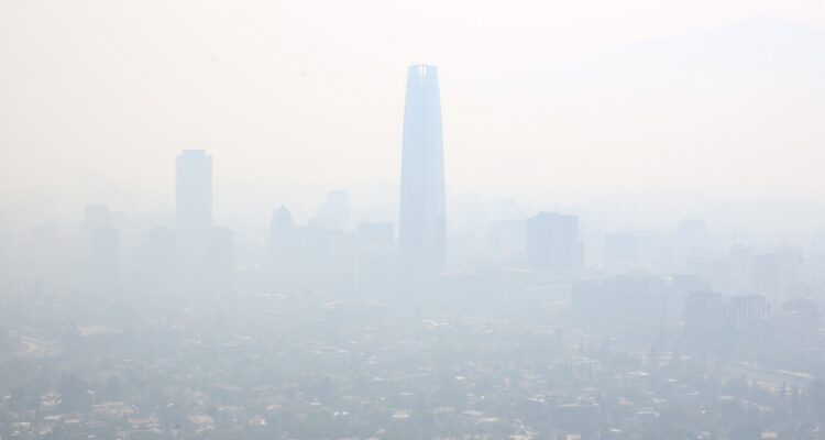 Colegios de la RM comienzan a suspender clases por humo: contaminación tiene nivel de Preemergencia