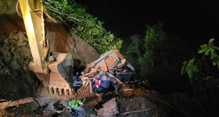 Suben a 27 lo muertos tras terrible alud en Colombia: 3 menores de edad entre las víctimas