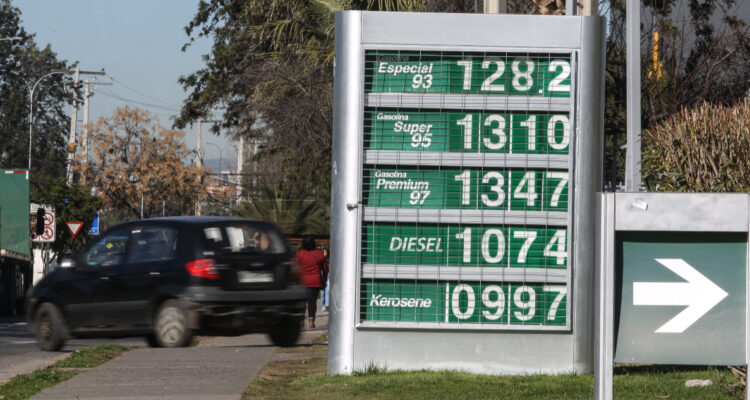 Combustibles siguen a la baja: todos los precios caen por cuarta semana consecutiva